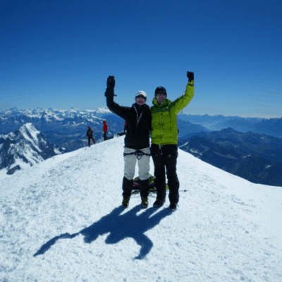 2 adolescents heureux qui lèvent les bras