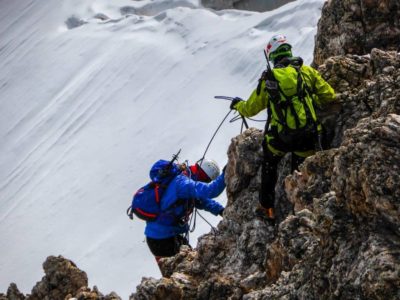 2 personnes qui arrivent au sommet des rochers grâce à la Méthode Ascension en 8 jours