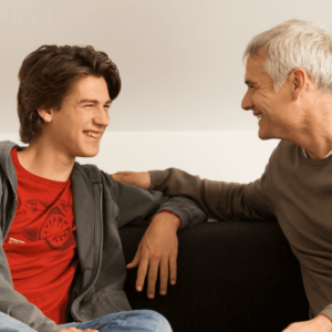 Parent qui dialogue avec son adolescent