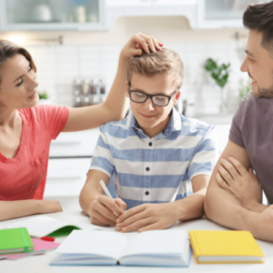 Les parents écoute l'orientation scolaire de leur adolescent