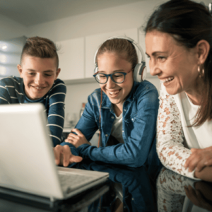 la famile, devant un écran d'ordinateur