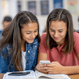 Adolescentes devant écran de téléphone