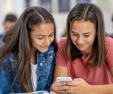 Adolescentes devant écran de téléphone